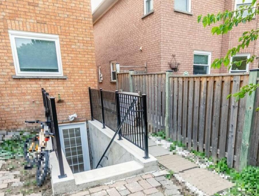 Spacious Basement Mississauga Exterior photo